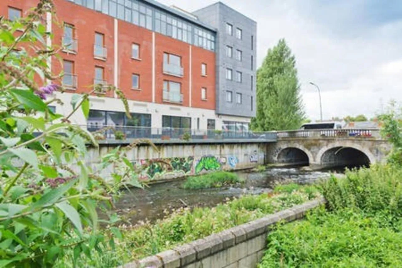 Charming Riverside Apartment - Minutes From City Dublin