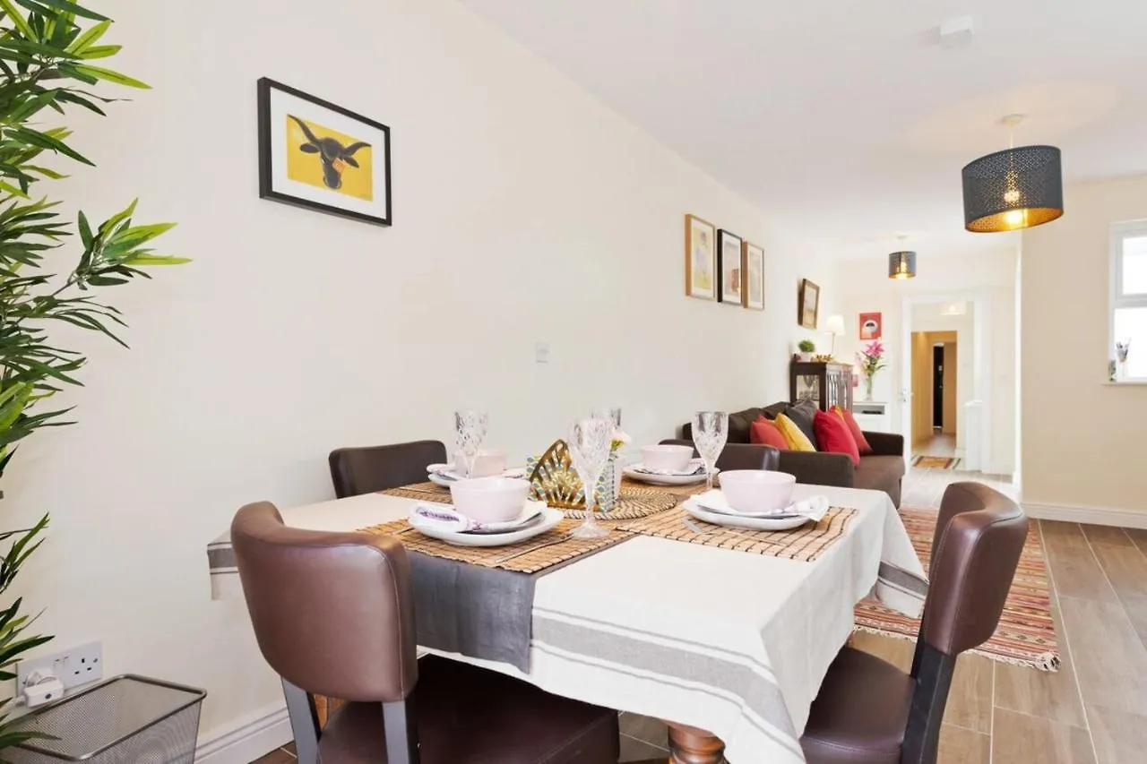 Charming Riverside Apartment - Minutes From City Dublin