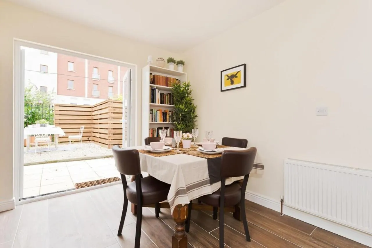 Charming Riverside Apartment - Minutes From City Dublin 0*,